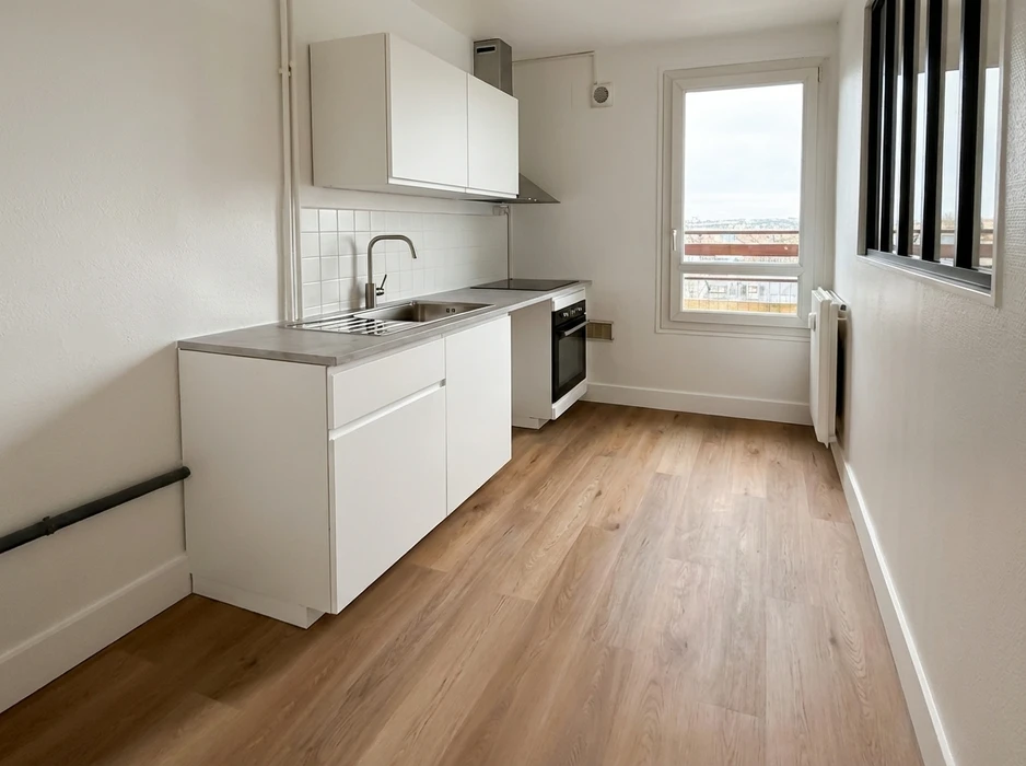 Cuisine équipée vide et rénovée, style scandinave minimaliste
