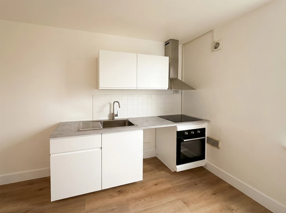 Cuisine équipée moderne, style minimaliste, entièrement blanche