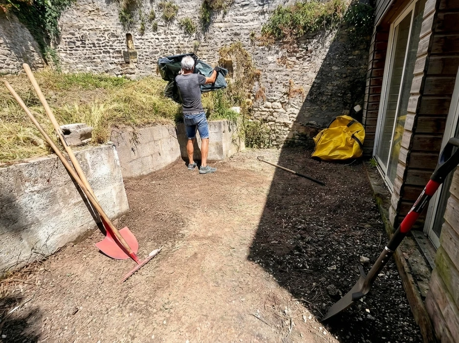 Pelouse verte dans le jardin avec motif aléatoire de chaussée pavée en béton, plante de fleurs, arbustes, arbres sur l'arrière-cour et devant avec de bons soins aménagés dans un parc public
