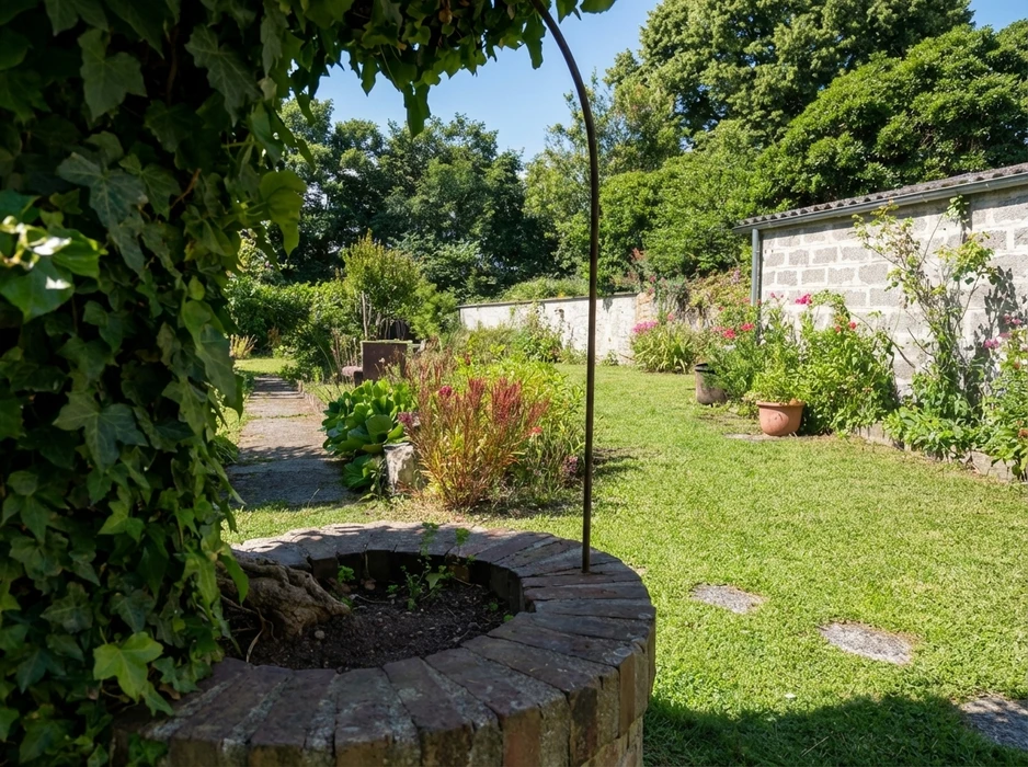 Jardin résidentiel avec pelouse verdoyante entretenue, clôture en bois naturel, aménagement paysager avec paillis brun et plantations périphériques