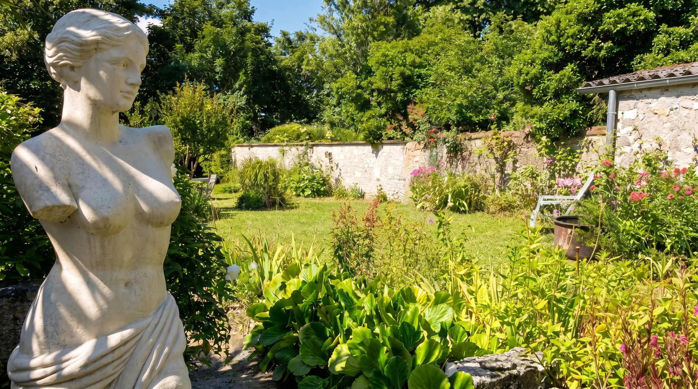 Jardinier professionnel en salopette bleue et casquette conduisant un tracteur-tondeuse autoporté orange sur une pelouse résidentielle