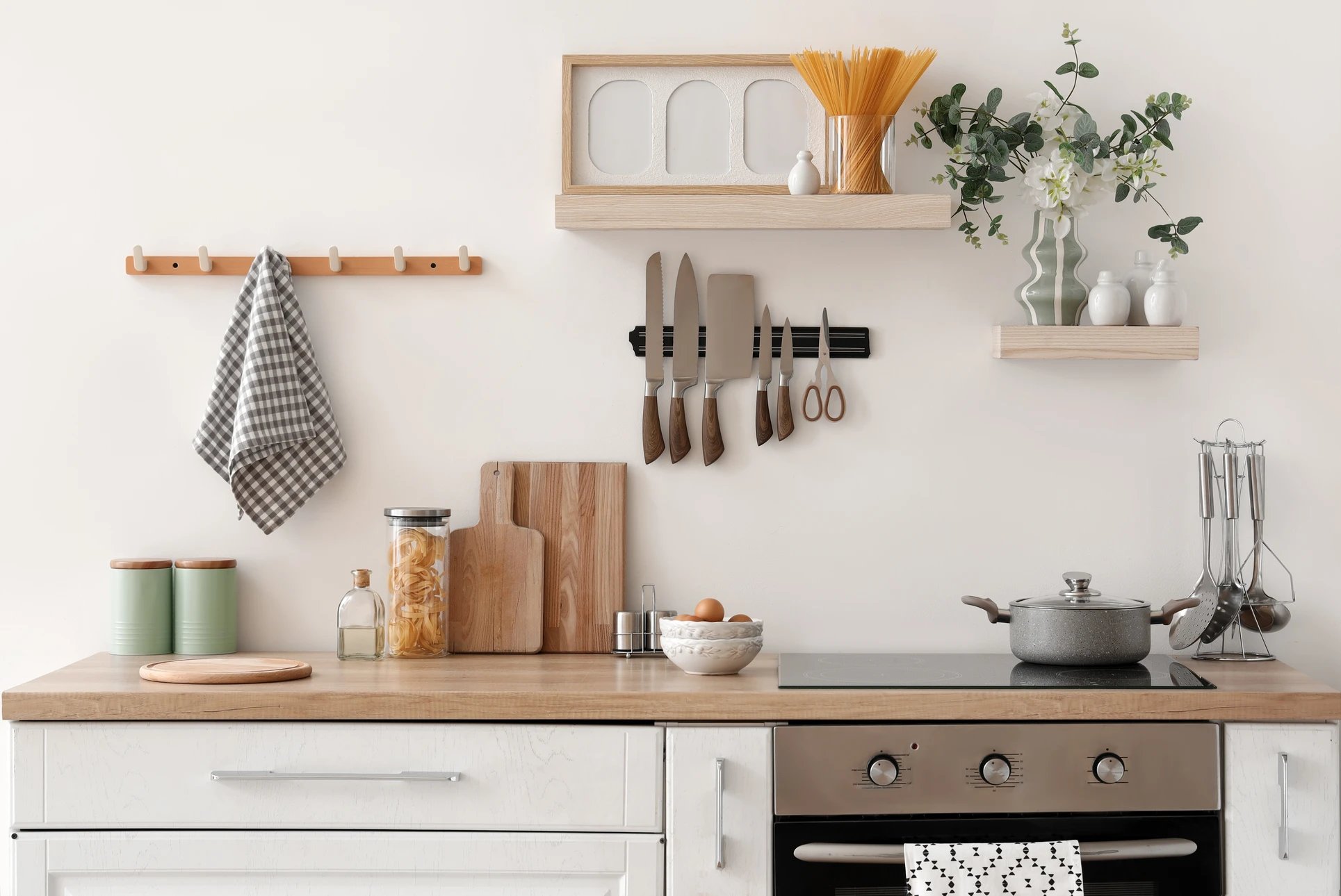 Intérieur de cuisine moderne, homme installant un évier noir en composite