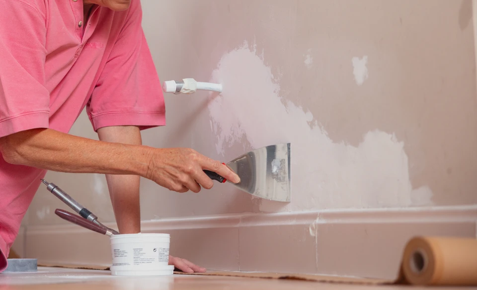 Intérieur d'atelier de peinture et décoration avec outils professionnels disposés sur plan de travail