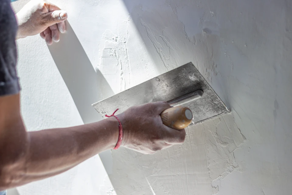 Les murs intérieurs de cloison sèche plafonds de la nouvelle maison ont été plâtrés sont préparés pour l'apprêtage avant la peinture